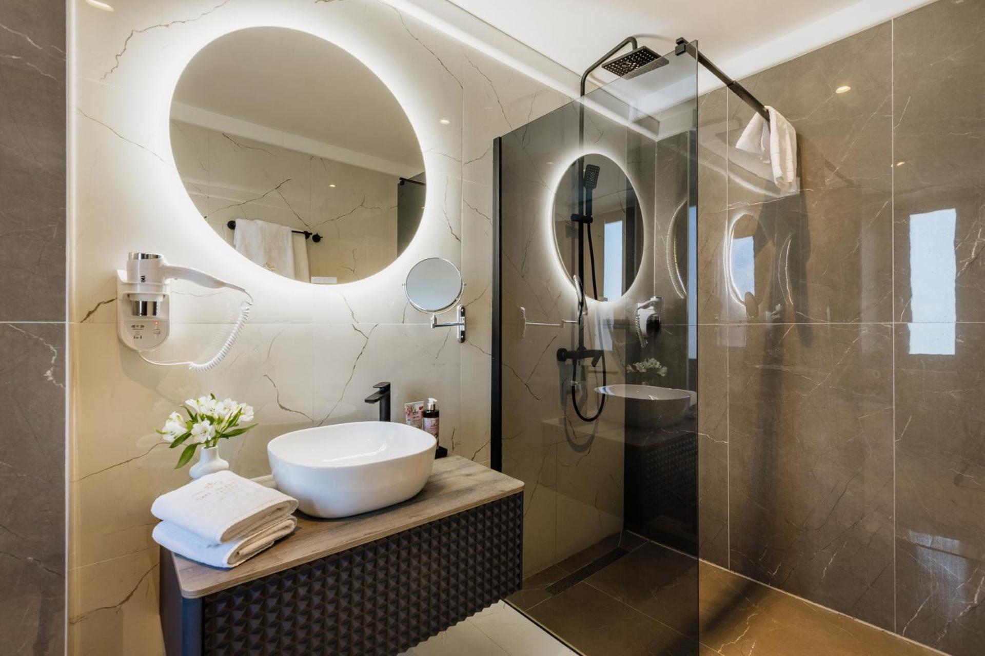 San Valentino Palace, Center 4*
