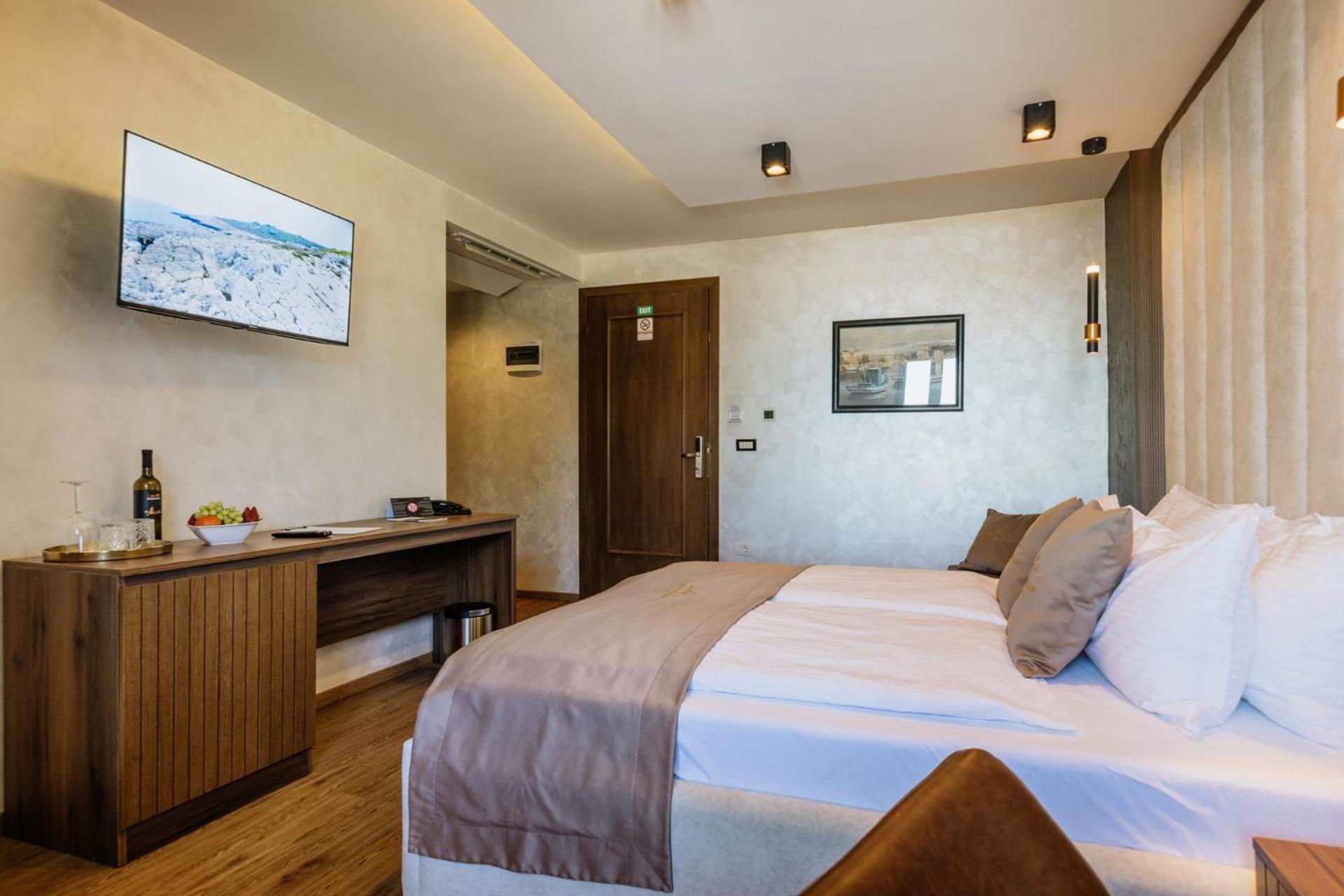 San Valentino Palace, Center 4*