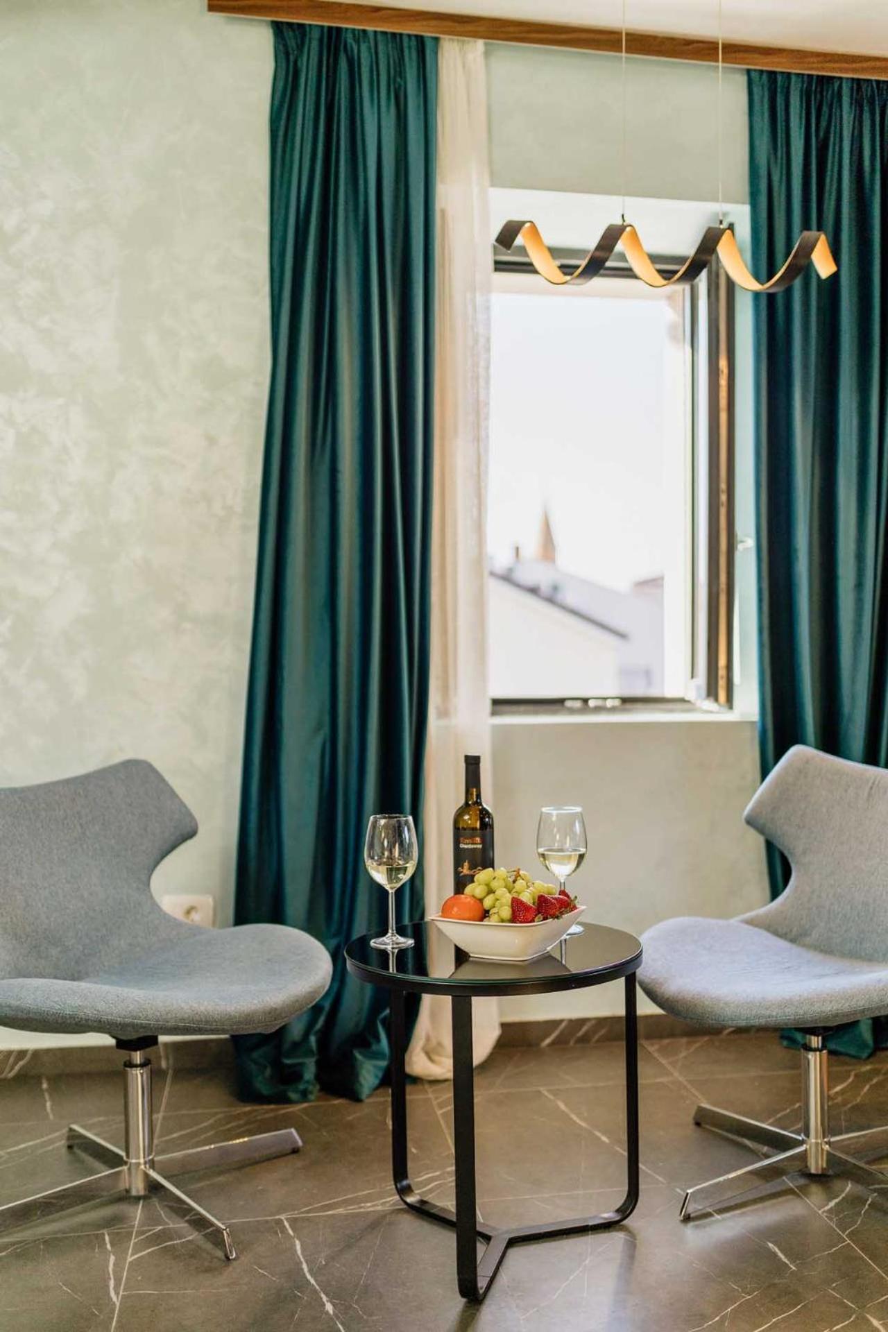 San Valentino Palace, Center 4*